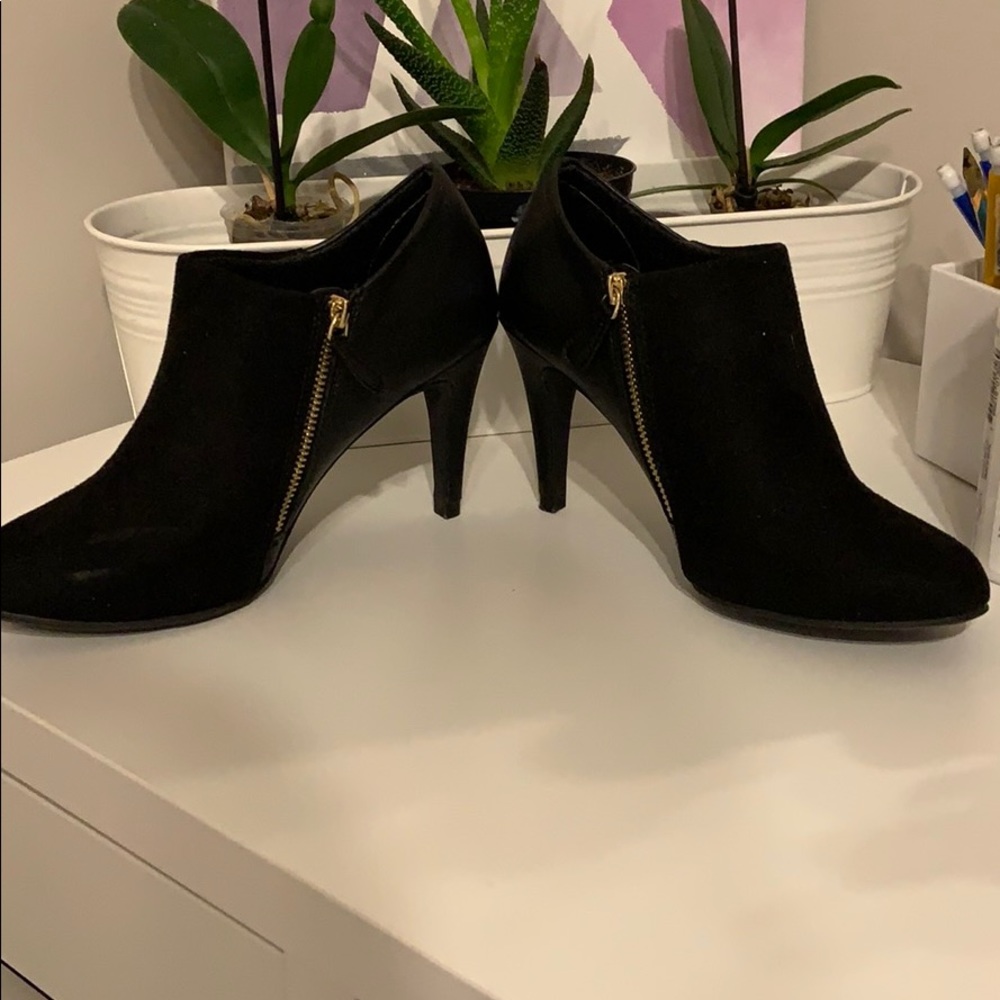 Black closed toe heels